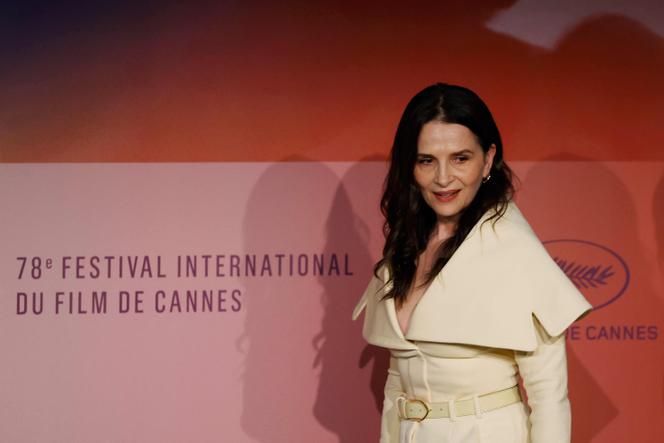 Juliette Binoche, présidente du jury du 78ᵉ festival de Cannes, arrive à la conférence de presse du jury le 13 mai 2025.