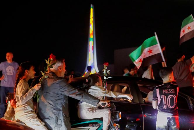 Syriens célébrant l’annonce de la levée des sanctions américaines par Donald Trump, sur la place des Omeyyades, à Damas, le 13 mai 2025.