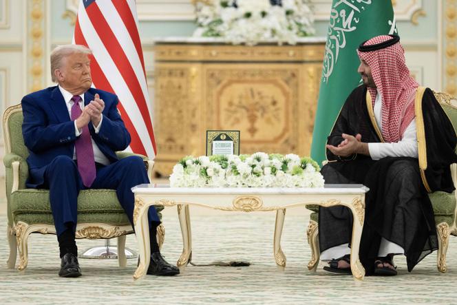 Le président américain Donald Trump et le prince héritier saoudien Mohammed Ben Salman applaudissent après la signature d’accords lors d’une réunion bilatérale à Riyad, le 13 mai 2025.