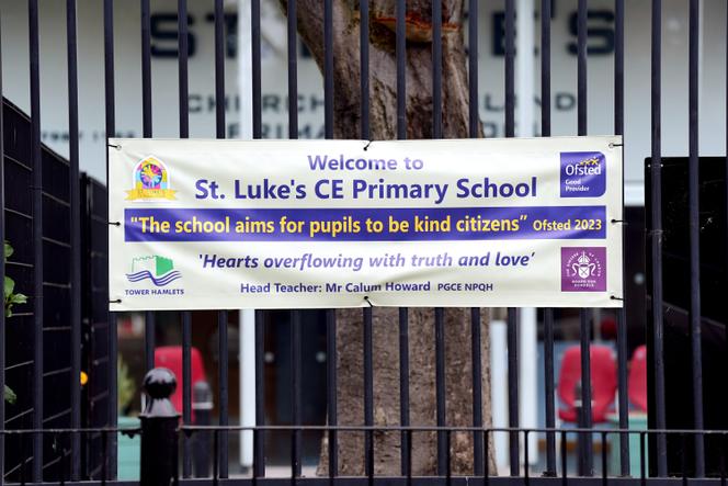 Un panneau affichant une note « bien » de l’Ofsted à l’école primaire St. Luke’s CE, à Tower Hamlets, à Londres, le 2 septembre 2024.