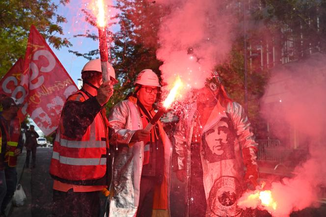 Des manifestants devant le siège d’ArcelorMittal, à Saint-Denis (Seine-Saint-Denis), le 13 mai 2025.