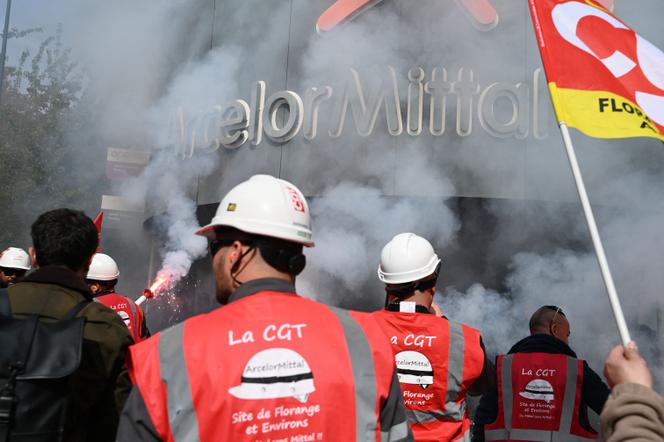 Des salariés d’ArcelorMittal devant les bureaux de l’entreprise à Saint-Denis (Seine-Saint-Denis), le 13 mai 2025.