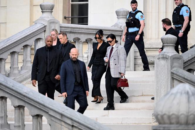 Kim Kardashian avec sa mère, Kris Jenner, devant la cour d’assises à Paris, le 13 mai 2025.