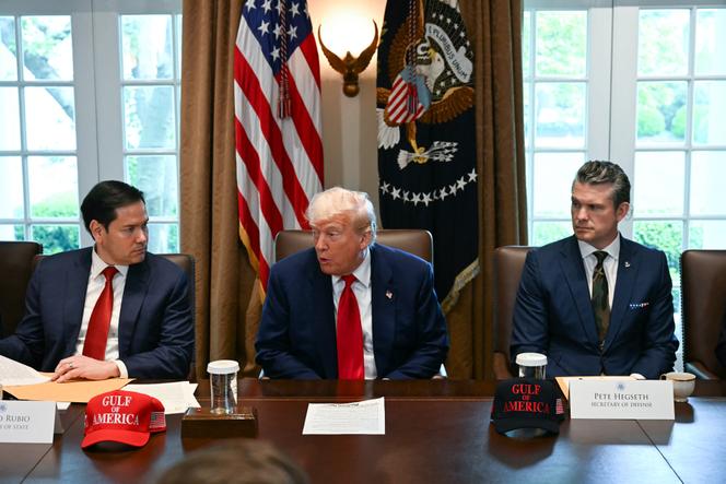 Donald Trump, entouré du secrétaire d’Etat, Marco Rubio, et du secrétaire à la défense, Pete Hegseth, à la Maison Blanche, à Washington, le 30 avril 2025.