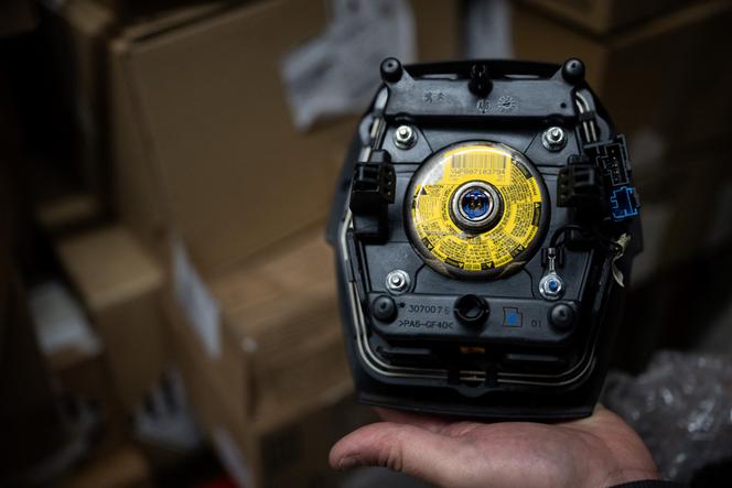 Module d’airbag Takata, dans un garage de Mulhouse, en février 2025.
