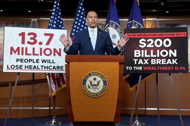 Le chef des démocrates à la Chambre des représentants, Hakeem Jeffries, lors d’une conférence de presse au Capitole à Washington, le 13 mai 2025.