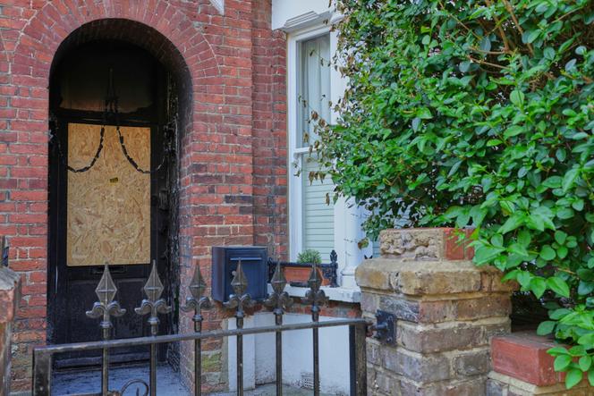 La porte d’entrée abîmée par le feu de l’ancienne résidence de Keir Starmer, dans le nord de Londres, le 13 mai 2025.
