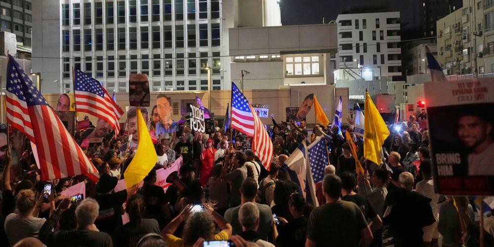 Des Israéliens manifestent devant l’ambassade des Etats-Unis à Tel Aviv pour demander la libération des otages, le 13 mai 2025. - ARIEL SCHALIT / AP