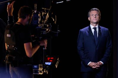 Emmanuel Macron sur le plateau de TF1 à Saint-Denis, au nord de Paris, le 13 mai 2025.