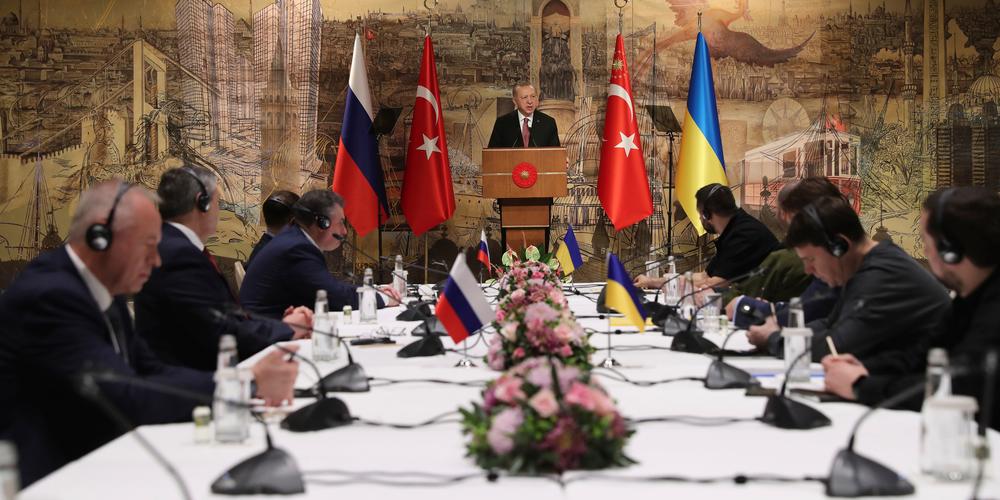 Cette photo prise le 29 mars 2022 à Istanbul, fournie par la présidence turque, montre le président turc, Recep Tayyip Erdogan, prononcer un discours d’accueil aux délégations russe et ukrainienne avant des pourparlers. Ce furent les dernières discussions directes de paix entre la Russie et l’Ukraine qui sont censées se retrouver, jeudi, dans les mêmes conditions. - AP