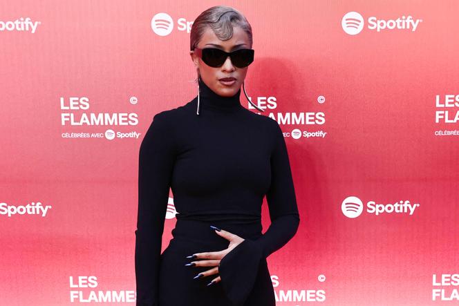 La chanteuse de rap belge Shay à son arrivée à la troisième édition de la cérémonie de remise des Flammes, à La Seine Musicale à Boulogne-Billancourt (Hauts-de-Seine), mardi 13 mai 2025.