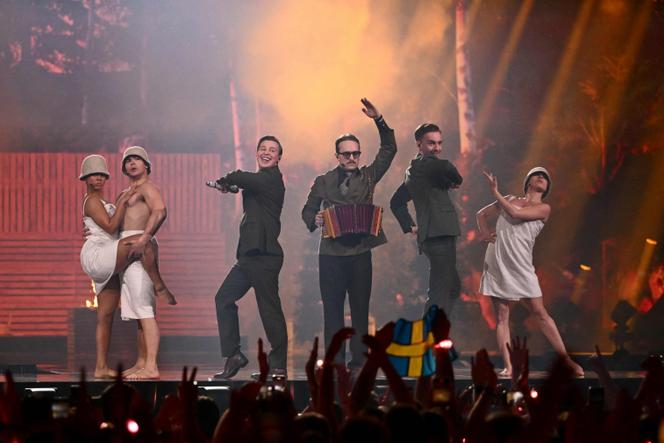 Représentant la Suède, le groupe finlandais KAJ lors de la première demi-finale de l’Eurovision à Bâle, le 13 mai 2025.