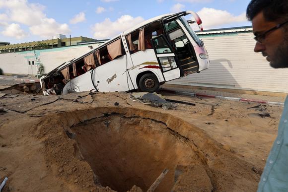 Au lendemain d’une frappe israélienne à Khan Younès, dans le sud de la bande de Gaza, le 14 mai 2025.