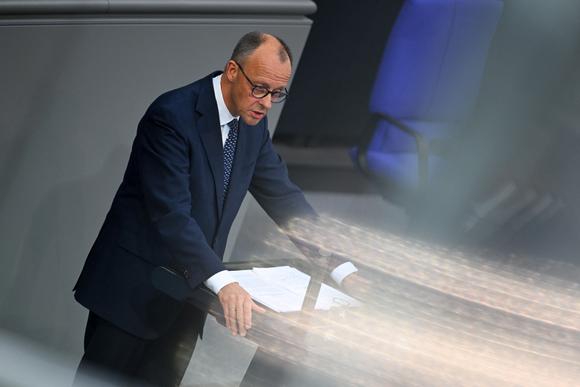 Le chancelier allemand, Friedrich Merz, prononce un discours au Bundestag, à Berlin, le 14 mai 2025.