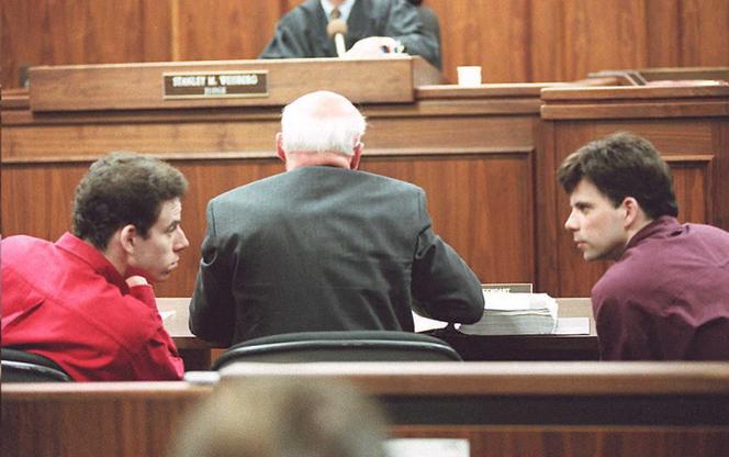 Cette photo du 2 février 1995 montre Erik (à gauche) et Lyle Menendez discutant dans la salle d’audience lors de leur procès à Los Angeles, en Californie (Etats-Unis).