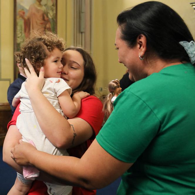 Yorely Bernal tient sa fille de 2 ans, Maikelys Espinoza Bernal, après avoir été expulsée des Etats-Unis et séparée d’elle. Caracas (Venezuela), le 14 mai 2025.