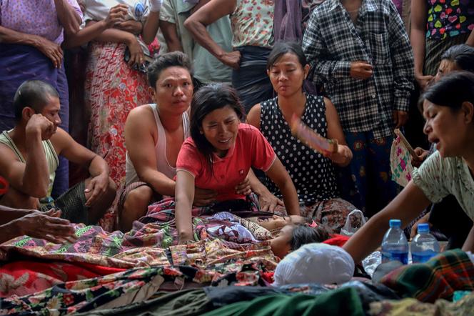 Les funérailles des victimes tuées par un bombardement mené par l’armée birmane dans le village d’Oe Htein Kwin, dans la région de Sagaing, le 12 mai 2025.