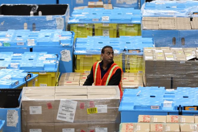 Un employé dans un centre logistique Amazon à Robbinsville (Etats-Unis), en novembre 2023.