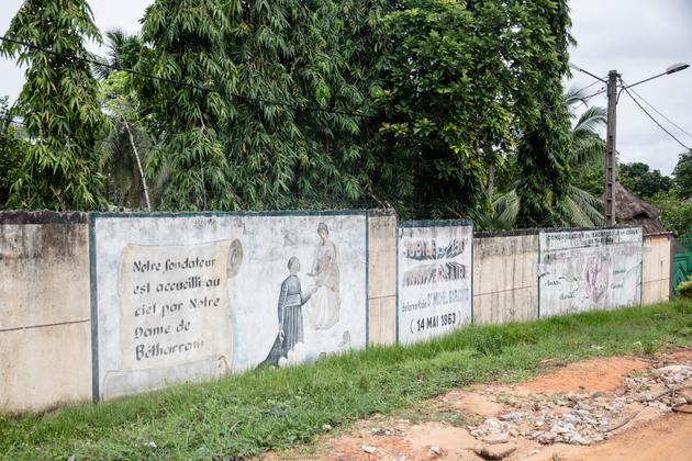 Murs d’enceinte de la congrégation des sœurs du Sacré-Cœur de Jésus de Bétharram, en face de l’église Saint-Bernard d’Adiopodoumé, à Abidjan (Côte d’Ivoire), le 4 mai 2025.