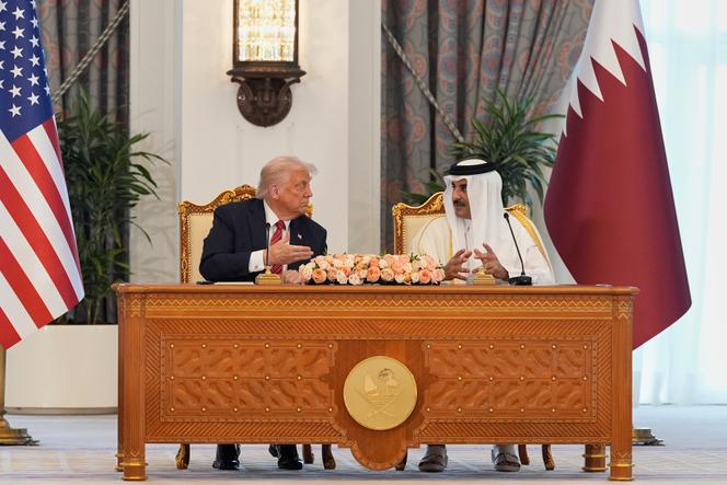 Le président américain, Donald Trump, et l’émir du Qatar, cheikh Tamim Ben Hamad Al Thani, à Doha, le 14 mai 2025.