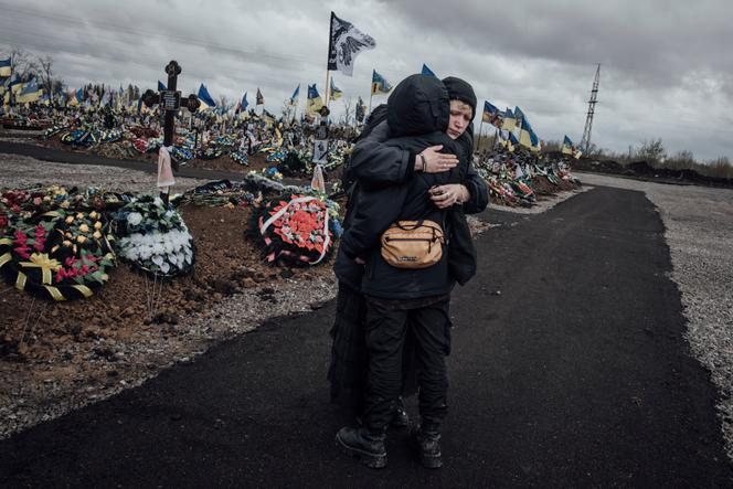 Des funérailles dans le cimetière de Kryvy Rih, en Ukraine, le 11 avril 2025.