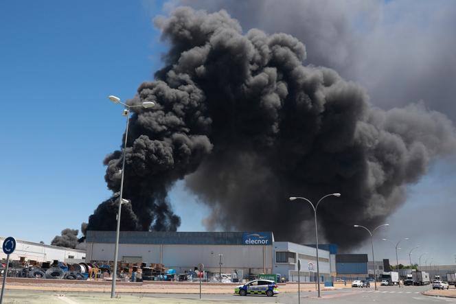 De la fumée sort d’un hangar à Alcala de Guadaira (Espagne), le 14 mai 2025.