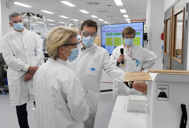 La présidente de la Commission européenne, Ursula von der Leyen, s’entretient avec le PDG de Pfizer, Albert Bourla, lors d’une visite à l’usine du groupe pharmaceutique américain, à Puurs (Belgique), le 23 avril 2021.