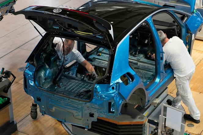 Sur une ligne de production de l’usine Volkswagen de Dresden (Allemagne), le 14 mai 2025.