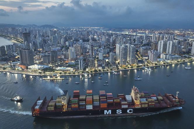Un porte-conteneurs à l’approche du port de Santos, au Brésil, le 1er avril 2025.