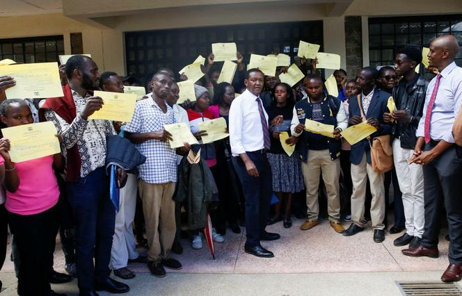 Alfred Mutua, le ministre kényan du travail, avec des demandeurs d’emploi lors d’une campagne de recrutement dans le comté de Machakos, le 20 novembre 2024.