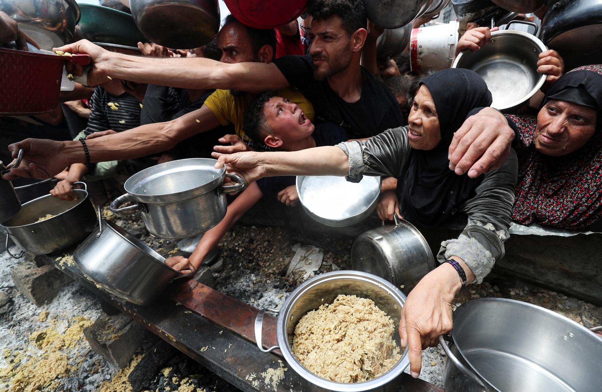 Des Palestiniens attendent pour recevoir de l’aide alimentaire, à Jabaliya, dans le nord de Gaza, le 14 mai 2025.