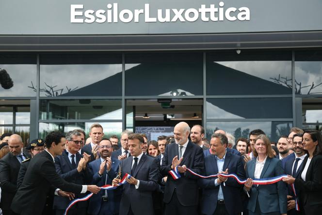 Le président de la République, Emmanuel Macron (au centre), inaugure le laboratoire de l’entreprise d’optique franco-italienne EssilorLuxottica, à Wissous (Essonne), le 12 mai 2025, en amont de la 8ᵉ édition du sommet Choose France.