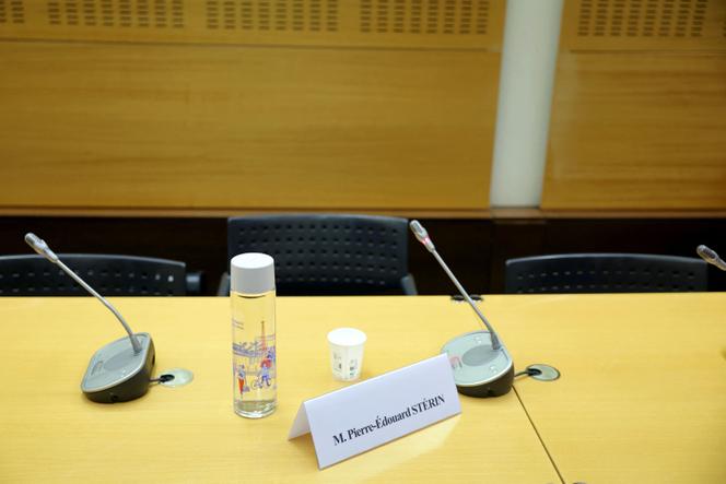 Le siège vide du milliardaire conservateur Pierre-Edouard Stérin, qui n’a pas répondu à la convocation de la commission d’enquête concernant l’organisation des élections en France, à l’Assemblée nationale, à Paris, le 14 mai 2025. 