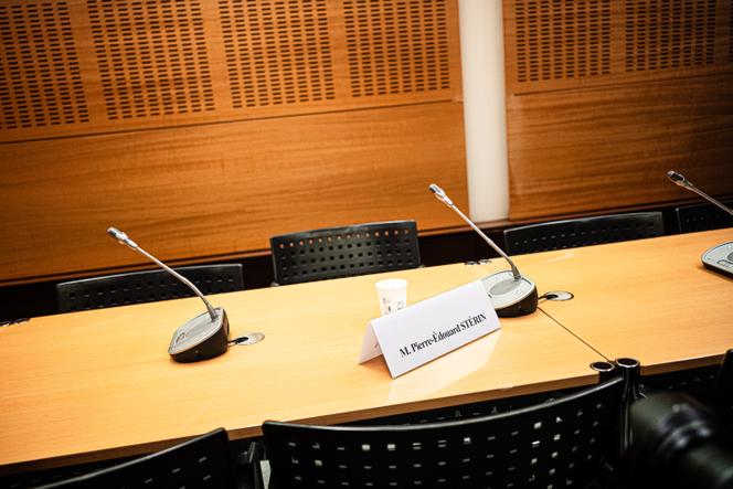 La place réservées à Pierre-Édouard Stérin, dans la salle de la commission d’enquête sur l’organisation des élections en France, à l’Assemblée nationale, à Paris, le 14 mai 2025.