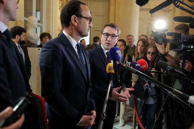 Le président de la commission d’enquête sur l’organisation des élections à l’Assemblée nationale, Thomas Cazenave, au premier plan, et le rapporteur de la commission, Antoine Léaument, à Paris, le 14 mai 2025.