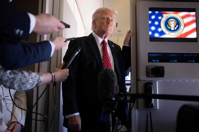 Le président américain Donald Trump à bord d’Air Force One lors du survol de l’Arabie saoudite en route pour le Qatar, le 14 mai 2025.