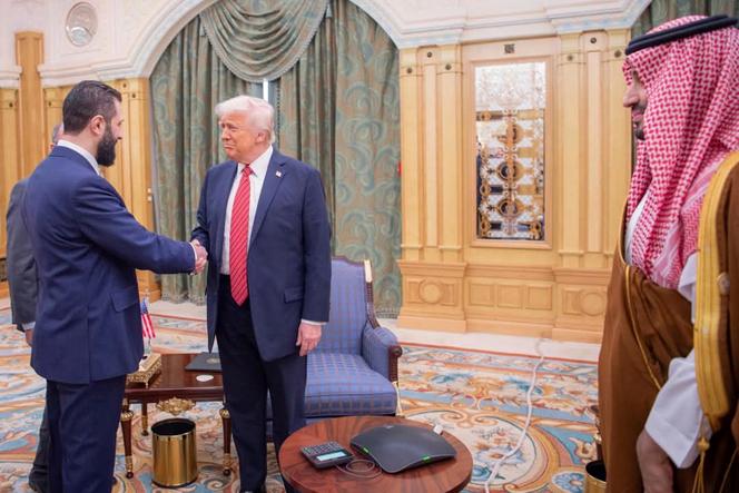 Ahmed Al-Charaa, Donald Trump et Mohammed Ben Salman (de gauche à droite), à Riyad, en Arabie Saoudite, le 14 mai 2025.