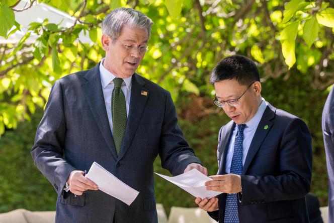 Le secrétaire au Trésor américain, Scott Bessent et le vice-ministre des finances chinois, Liao Min, après des négociations commerciales, à Genève, le 11 mai 2025.
