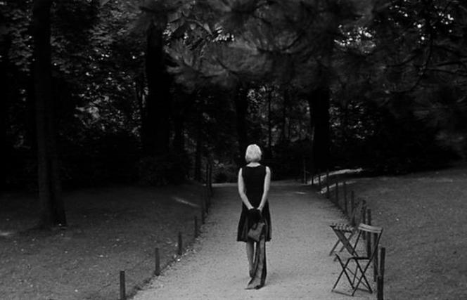 L’actrice Corinne Marchand déambulant dans une allée du parc Montsouris, à Paris, dans « Cléo de 5 à 7 » (1962) d’Agnès Varda.