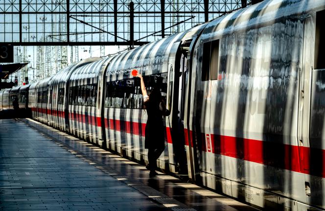 Un train de la Deutsche Bahn, dans la gare centrale de Francfort (Allemagne), le 25 juin 2024.