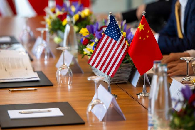 Le secrétaire au Trésor américain, Scott Bessent et le vice-ministre des finances chinois, Liao Min, après des négociations commerciales, à Genève, le 11 mai 2025.