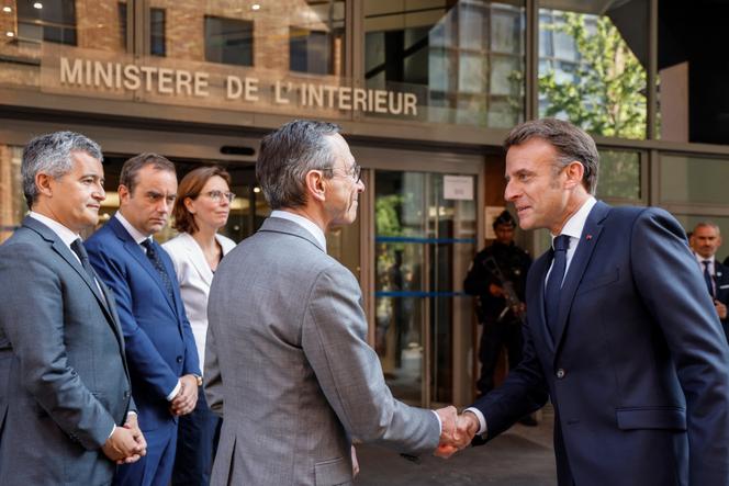 Le ministre de l’intérieur et désormais président du parti Les Républicains, Bruno Retailleau, serre la main du président de la République, Emmanuel Macron, à Nanterre, le 14 mai 2025.