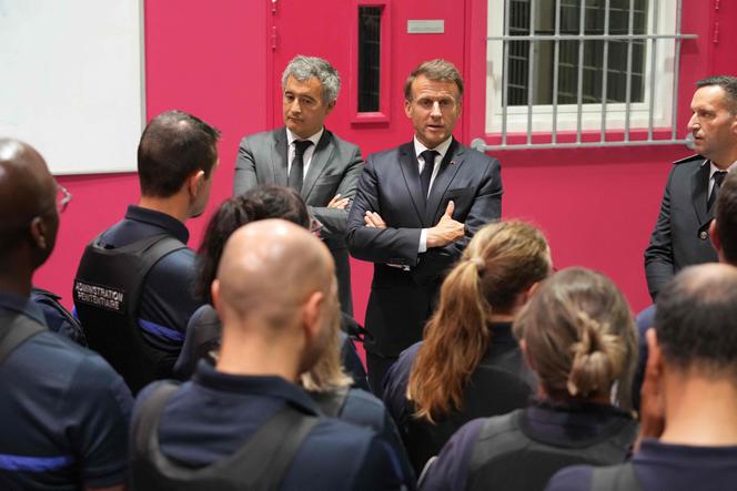 Le ministre de la justice, Gérald Darmanin (à gauche), et le président de la République, Emmanuel Macron, à la rencontre des gardiens du centre pénitentiaire de Vendin-le-Vieil (Pas-de-Calais), le 14 mai 2025.