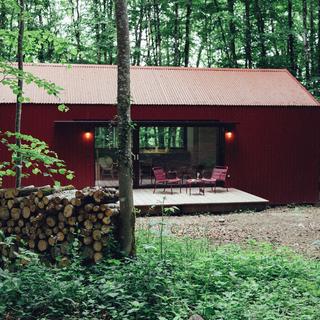 Estelle Lesur-Bourgeois pour M Le magazine du Monde France, La Ville aux Clercs, 2025/05/07. Hotel resort Reserve Sauvage. A cabin in the woods. Outside. Pictures by Estelle Lesur-Bourgeois / Hans Lucas.
France, La Ville aux Clercs, 2025/05/07. Complexe hotellier Reserve Sauvage. Une cabane dans les bois. Exterieur. Photographie par Estelle Lesur-Bourgeois / Hans Lucas.