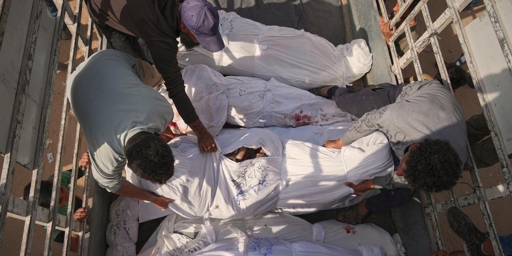 Des Palestiniens chargent les corps de leurs proches tués lors des bombardements de l’armée israélienne sur Jabaliya, dans le nord de la bande de Gaza, mercredi 14 mai 202 - JEHAD ALSHRAFI / AP