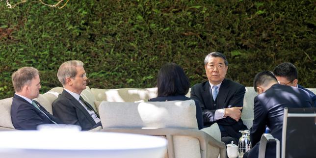 US and China seek to extend fragile trade truce at London talks