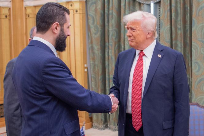 Le président syrien par intérim, Ahmed Al-Charaa, et le président américain, Donald Trump, à Riyad, le 14 mai 2025.