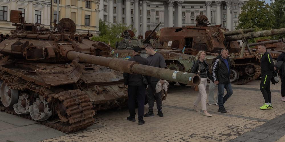 Des Ukrainiens devant des véhicules militaires russes détruits, exposés sur la place Saint-Michel, à Kiev, le 14 mai 2025. - ROMAN PILIPEY / AFP