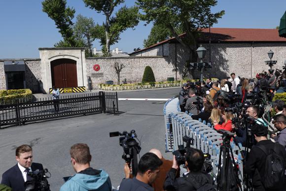 Des médias attendent devant le palais de Dolmabahçe, où des pourparlers directs entre la Russie et l’Ukraine vont avoir lieu, à Istanbul, en Turquie, le 15 mai 2025.