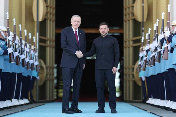 Recep Tayyip Erdogan accueillant Volodymyr Zelensky à Ankara, le 15 mai 2025.
